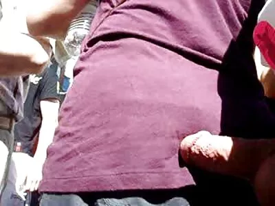 Un homme déprimé regarde un film sex arabe ami embrasser une fille