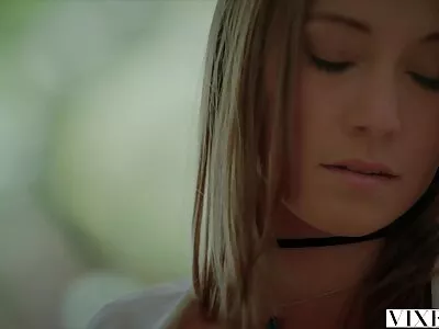 Il embrasse une fille avec une bite dure. film porno des arabes