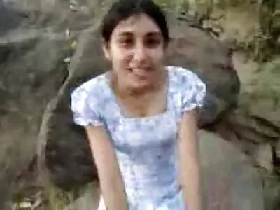 Mec nik porno arab au lit embrassant une fille sexy