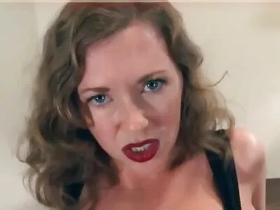 Un mec expérimenté embrasse la beauté dans la bouche avec une carotte à la viande sex arabe xxx