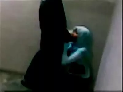 Une femme mince aux cheveux noirs suce la bite d'un ami à genoux film pourno arab