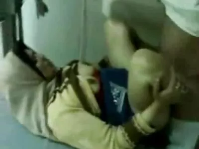 Fille aux cheveux porno en langue arabe bleus baisée