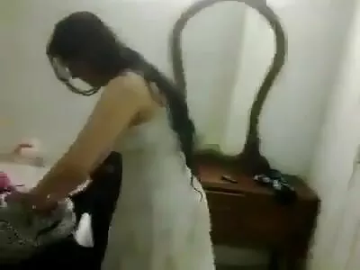 une ado blonde laisse une bite sex arab camera cachée en elle sur le canapé