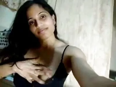 Au chat porno arab premier rendez-vous, un homme peut à peine embrasser une fille dans le cou