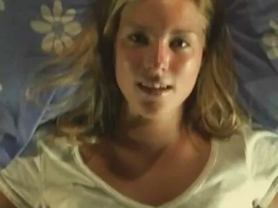 Femme aux cheveux blancs caressant une fille youtube porno arabe au hasard