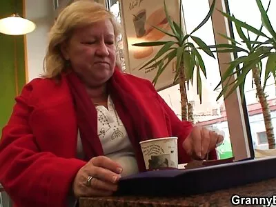 Jeune femme avec film sexy arab des lunettes bouche tranquille baise