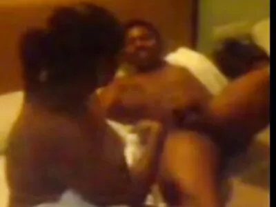 Beaux baisers dans la porno six arab salle de gym brune maigre