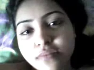 Sur un lit blanc comme xxx sex arabe neige, une adolescente taquine ses doigts et sa chatte