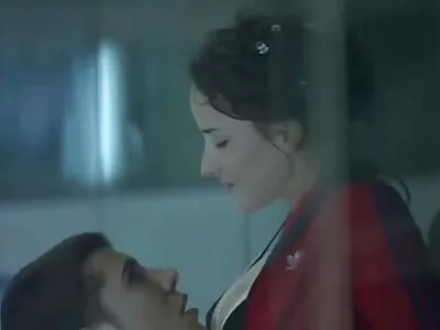 Belle le film porno arabe jeune femme est assise sur une poupée en caoutchouc avec sa chatte