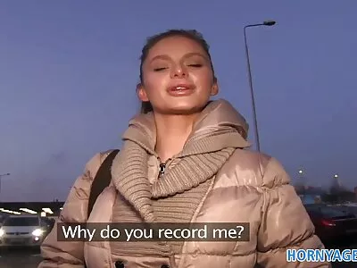 Il a enlevé la culotte de la fille et a film sexe arab embrassé bruyamment l'étudiante.
