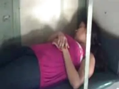 Fille en bas rayés parlant porno arabe youtube au téléphone et baisant avec des baisers