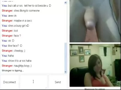 Femme allongée sur le porno francais arabe canapé et jouant avec un gode transparent