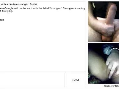 Belle mamie porno camera cache arab blanche donne un baiser à un mec dans le cul
