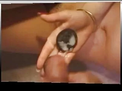 Brune qualitative à la tête rasée film porno hijab s'embrassant avec de gros seins